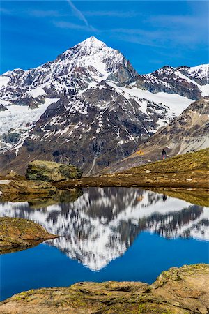 simsearch:649-08561686,k - Hiking along a mountain lake reflecting the Swiss Alps near Riffelsee at Zermatt, Switzerland Photographie de stock - Rights-Managed, Code: 700-08986374