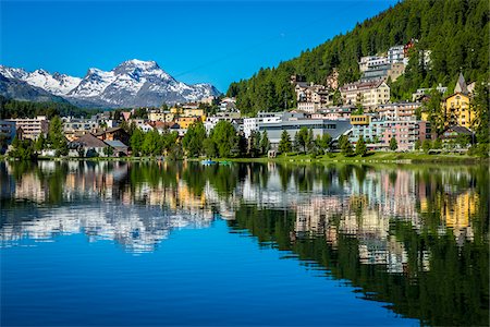 simsearch:700-08986401,k - The resort town of St Moritz reflected in Lake St Moritz in the Engadin valley on a sunny day with the Swiss Alps in the background, Switzerland Foto de stock - Con derechos protegidos, Código: 700-08986377