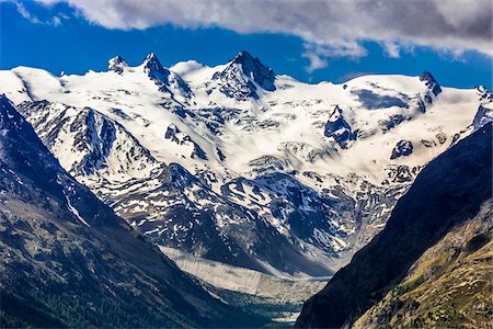 simsearch:879-09034008,k - Dramatic view from Muottas Muragl of the snow coverd mountains of the Swiss Alps on a sunny day near St Moritz, Switzerland Photographie de stock - Rights-Managed, Code: 700-08986412