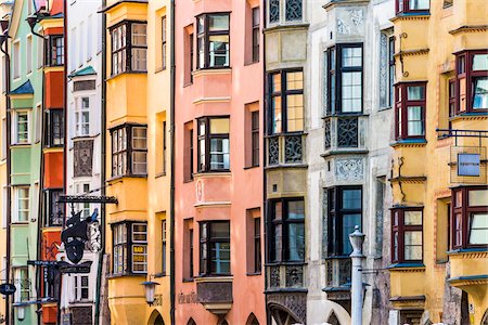 europeo (lugares y cosas) - Detail of a row of colorful buildings in the resort town of Innsbruck, Austria Foto de stock - Con derechos protegidos, Código: 700-08986413