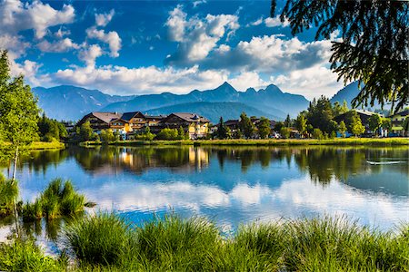 precioso - Reflections of Seefeld in Tirol in Lake Wildsee on a sunny day with the Alps in the background in Tyrol Austria Foto de stock - Con derechos protegidos, Código: 700-08986426