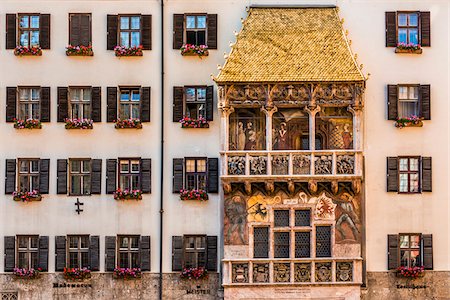 simsearch:700-08171619,k - Historical landmark of the Golden Roof (Goldenes Dachl) in the Old Twon of Innsbruck, Austria Foto de stock - Con derechos protegidos, Código: 700-08986545