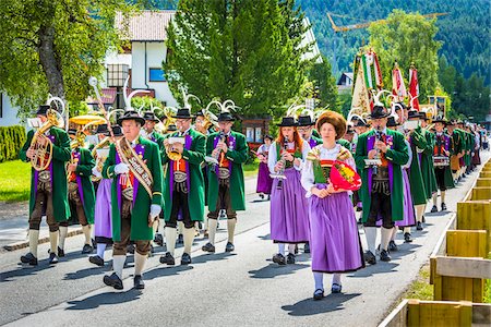 desfile por la calle - Musicians parading in the Feast of Corpus Christi Procession in Seefeld, Austria Foto de stock - Con derechos protegidos, Código: 700-08986553