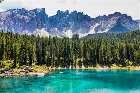 Turquoise water of Lake Karersee (Lago di Carezza) with the Dolomites in the background on a sunny day in South Tyrol, Italy Stockbilder - Lizenzpflichtiges, Bildnummer: 700-08986565