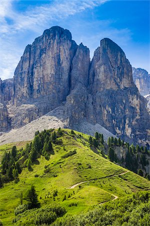 southern limestone alps - Grassy mountain side and the majestic mountain ridge at the Gardena Pass in the Dolomites in South Tyrol, Italy Foto de stock - Con derechos protegidos, Código: 700-08986584