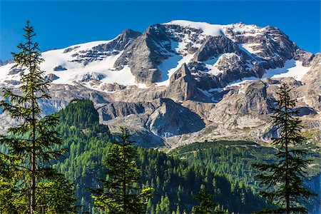 simsearch:700-08986643,k - Scenic of the snow coverd mountain tops at the Fedaia Pass in the Dolomites in South Tyrol, Italy Foto de stock - Con derechos protegidos, Código: 700-08986596