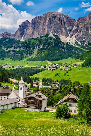 pradera - St Caterina Parish Church and overview of the township of Corvara in the Dolomites in South Tyrol, Italy Foto de stock - Con derechos protegidos, Código: 700-08986592