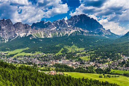 southern limestone alps - Scenic overview of the resort town of Cortina d'Ampezzo with the majestic mountains of the Dolomites in the background, Southern Alps region of Italy Foto de stock - Con derechos protegidos, Código: 700-08986601