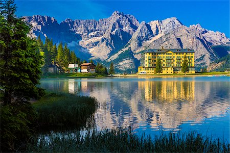 simsearch:700-08986612,k - Grand Hotel Misurina and mountains reflected in Lake Misurina in the Dolomites near Cortina d'Ampezzo, Italy Foto de stock - Con derechos protegidos, Código: 700-08986617