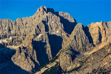 Sunlit mountain tops at Lake Misurina in the Dolomites in the Province of Belluno, Italy Stockbilder - Lizenzpflichtiges, Bildnummer: 700-08986610