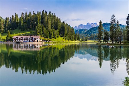 Hotel and mountain scene reflected in Lake Misurina in the Dolomites near Cortina d'Ampezzo, Italy Foto de stock - Con derechos protegidos, Código: 700-08986611