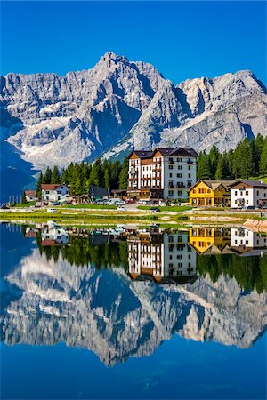 Hotel Lavaredo and other buildings reflected in Lake Misurina on a sunny day in the Dolomites in Veneto, Italy Stockbilder - Lizenzpflichtiges, Bildnummer: 700-08986621