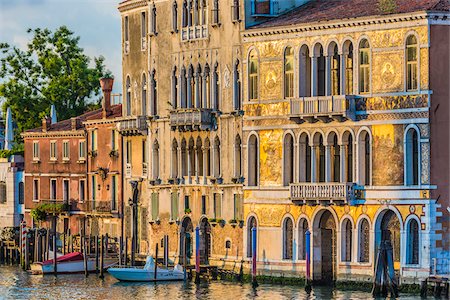 Sunlit historical buildings along the Grand Canal, Venice, Italy Photographie de stock - Rights-Managed, Code: 700-08986649