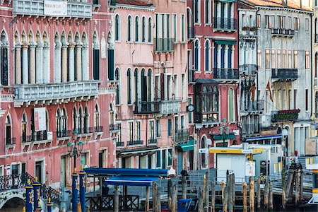 Close-up of the pastel colored buildings along the Grand Canal in Venice, Italy Photographie de stock - Rights-Managed, Code: 700-08986666