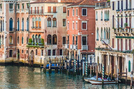 Close-up of the docks and historical buildings along the Grand Canal, Venice, Italy Photographie de stock - Rights-Managed, Code: 700-08986667