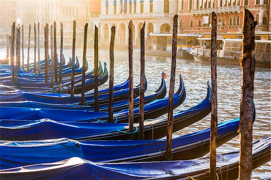 Close-up of a row of Gondola boats at a station in early morning light along the Grand Canal in Venice, Italy Photographie de stock - Premium Droits Gérés, Artiste: R. Ian Lloyd, Le code de l’image : 700-08986660