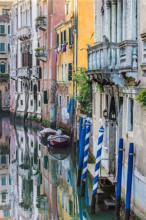 spiegelbild - Row of historical buildings and boats moored along a canal with striped bollards in Venice, Italy Stockbilder - Lizenzpflichtiges, Bildnummer: 700-08986674