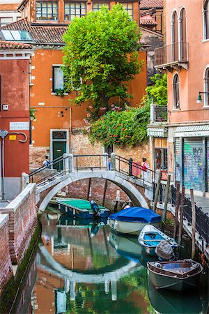 spiegelbild - Canal with moored boats and reflection of a footbridge in Venice, Italy Stockbilder - Lizenzpflichtiges, Bildnummer: 700-08986681