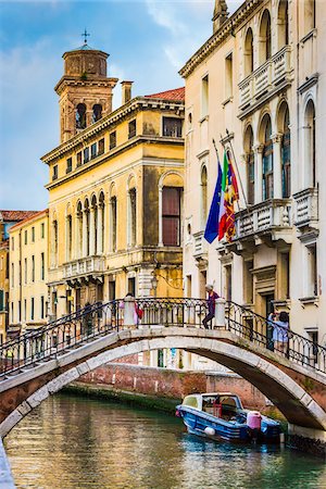 simsearch:700-08973505,k - Stone footbridge with iron railing crossing a canal in Venice, Italy Photographie de stock - Rights-Managed, Code: 700-08986683