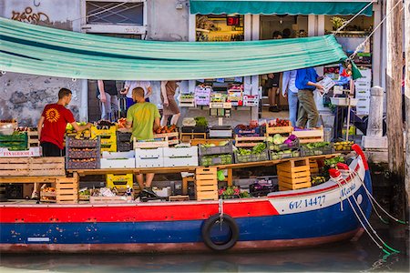 farbenfroh - Floating fruit and vegetable market on a boat in Venice, Italy Stockbilder - Lizenzpflichtiges, Bildnummer: 700-08986698