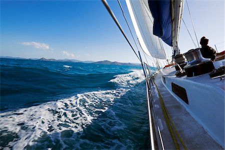Sailing on the waves of the Coral Sea around the Whitsunday Islands in Queensland, Australia Foto de stock - Con derechos protegidos, Código: 700-09025294