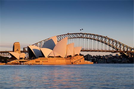 ed gifford - Sydney Opera House and the Sydney Harbour Bridge at sunrise in Sydney, Australia Foto de stock - Con derechos protegidos, Código: 700-09022596
