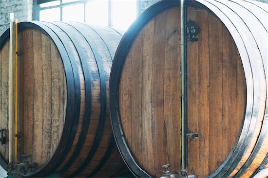 Close-up of whisky casks in front of a window in a traditional French distillery in northern France Photographie de stock - Premium Droits Gérés, Artiste: oliv, Le code de l’image : 700-09035394