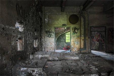 Interior of derelict flourmill in northern France Photographie de stock - Rights-Managed, Code: 700-09035391