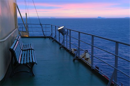 simsearch:700-09025294,k - Bench on upper deck of icebreaker cruise ship, Kapitan Khlebnikov, with icebergs in the distance at sunrise at Snow Hill Island in the Weddel Sea, Antarctic Peninsula, Antarctica Foto de stock - Con derechos protegidos, Código: 700-09052906