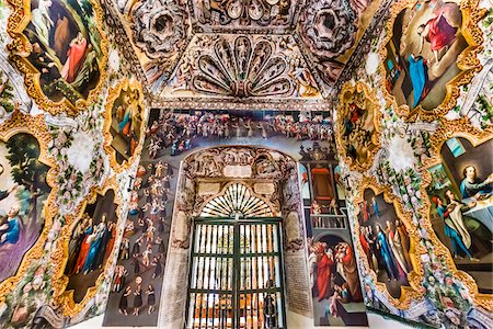 simsearch:862-03820376,k - Magnificnet murals painted on all sides of a doorway in the Sanctuary of Atotonilco in Atotonilco, Guanajuato State, Mexico Foto de stock - Con derechos protegidos, Código: 700-09071078