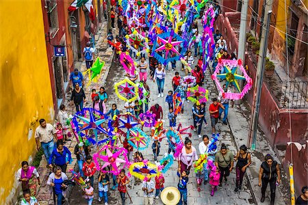 simsearch:700-09088035,k - Overview of street at the St Michael Archangel Festival procession in San Miguel de Allende, Mexico Foto de stock - Con derechos protegidos, Código: 700-09088026