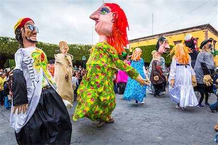 procesión - Mojigangas, giant puppets, dancing in the street at the St Michael Archangel Festival procession in San Miguel de Allende, Mexico Foto de stock - Con derechos protegidos, Código: 700-09088033