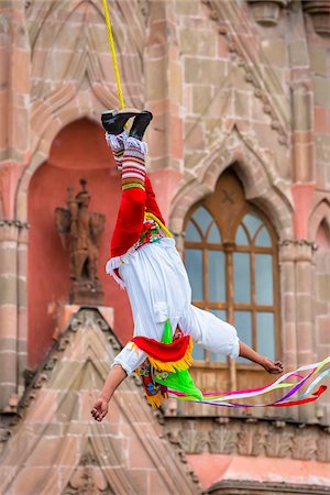 simsearch:700-07279154,k - Close-up of the Danza de los Voladores (Dance of the Flyers) or Palo Volador (pole flying) by the Totonac tribe performing in front of the Parroquia de San Miguel Arcangel at the St Michael Archangel Festival in San Miguel de Allende, Mexico Photographie de stock - Rights-Managed, Code: 700-09088044