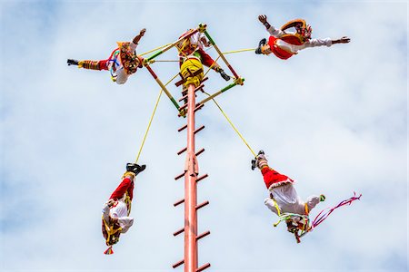 The Danza de los Voladores (Dance of the Flyers) or Palo Volador (pole flying) by the Totonac tribe at the St Michael Archangel Festival in San Miguel de Allende, Mexico Foto de stock - Con derechos protegidos, Código: 700-09088041