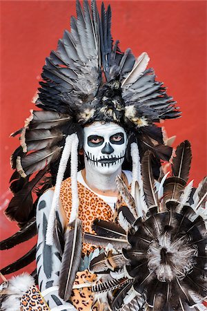 parade - Portrait of indigenous tribal dancer in costume in the St Michael Archangel Festival parade in San Miguel de Allende, Mexico Stockbilder - Lizenzpflichtiges, Bildnummer: 700-09088052