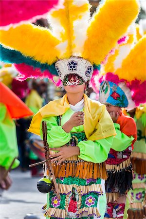 san miguel de allende - Close-up of a boy, indigenous tribal dancer wearing feathered headdress and mask in the St Michael Archangel Festival parade in San Miguel de Allende, Mexico Foto de stock - Con derechos protegidos, Código: 700-09088074