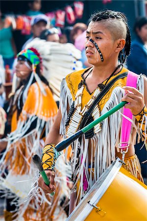 simsearch:700-06407788,k - Close-up of a young male, indigenous tribal dancer playing a drum in the St Michael Archangel Festival parade in San Miguel de Allende, Mexico Foto de stock - Con derechos protegidos, Código: 700-09088077