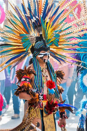 fiesta de san miguel arcángel - Close-up of male, indigenous tribal dancer wearing large, feathered headddress in the St Michael Archangel Festival parade in San Miguel de Allende, Mexico Foto de stock - Con derechos protegidos, Código: 700-09088072