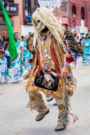 simsearch:700-07279466,k - Close-up of an indigenous tribal dancer wearing costume with a skull mask and blond wig in the St Michael Archangel Festival parade in San Miguel de Allende, Mexico Foto de stock - Con derechos protegidos, Código: 700-09088084