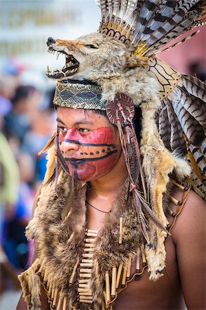 Close-up portrait of a male, indigenous tribal dancer wearing a headdress with a wolf head in the St Michael Archangel Festival parade in San Miguel de Allende, Mexico Fotografie stock - Rights-Managed, Codice: 700-09088082