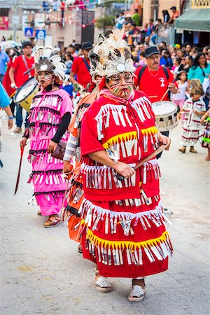 desfile de disfraces - Close-up of female, indigenous tribal dancers in colorful costumes in the St Michael Archangel Festival parade in San Miguel de Allende, Mexico Foto de stock - Con derechos protegidos, Código: 700-09088083
