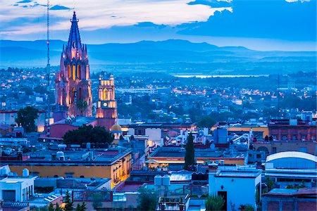 simsearch:700-09088126,k - Overview of the city with the towers of the Parroquia de San Miguel Arcangel illuminated at dusk, San Miguel de Allende in Guanajuato State, Mexico Photographie de stock - Rights-Managed, Code: 700-09088099