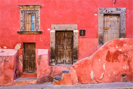 Pink, stone traditional buildings with wooden doors in San Miguel de Allende, Mexico Fotografie stock - Rights-Managed, Codice: 700-09088116