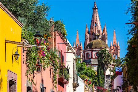 san miguel de allende - The turreted and domed towers of the Parroquia de San Miguel Arcangel viewed from Aldama Street in San Miguel de Allende, Mexico Stock Photo - Rights-Managed, Code: 700-09088111