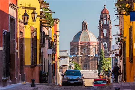 Traditional cobblestone street with the bell tower and domed tower of the Church of San Francisco in San Miguel de Allende, Mexico Photographie de stock - Rights-Managed, Code: 700-09088126