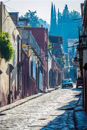 Car on traditional cobblestone street in San Miguel de Allende, Mexico Foto de stock - Con derechos protegidos, Código: 700-09088123