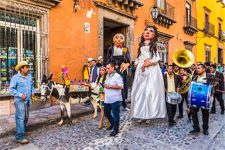 Mexican wedding procession through the streets of San Miguel de Allende with papier-mache bride and groom and Mariachi band in Guanajuato State, Mexico Foto de stock - Con derechos protegidos, Código: 700-09088155