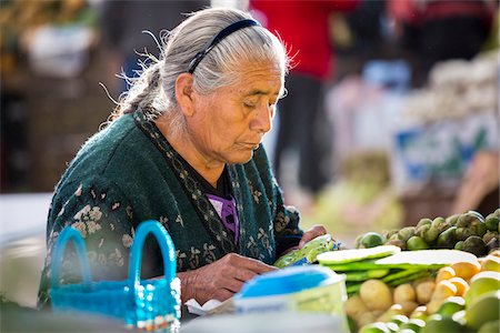 simsearch:700-07288167,k - Close-up of woman selling vegetables at the Tianguis de los Martes (Tuesday Market) in San Miguel de Allende, Mexico Foto de stock - Con derechos protegidos, Código: 700-09088156