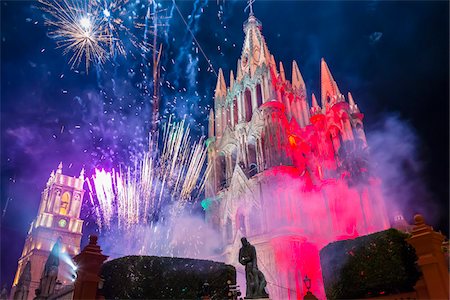 Fireworks on the eve of Mexico's Independence Day over the Parroquia de San Miguel Arcangel in San Miguel de Allende, Mexico Photographie de stock - Rights-Managed, Code: 700-09088168