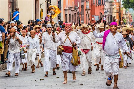Men in traditional clothing walking through the streets re-enacting the historic peasant revolt for Mexican Independence Day celebrations in San Miguel de Allende, Mexico Fotografie stock - Rights-Managed, Codice: 700-09088195